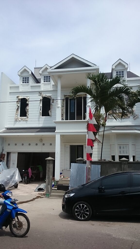 Progress pembangunan rumah American Classic House di Bandung dengan style Colonial